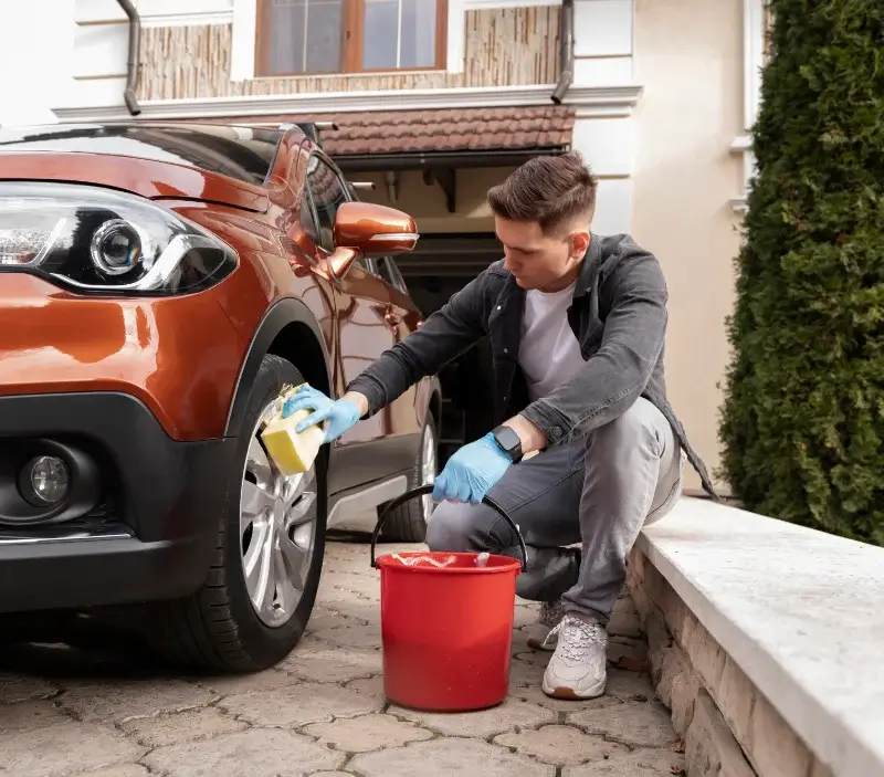 Lavage auto à domicile Géovreisset : professionnel intervenant sur un véhicule